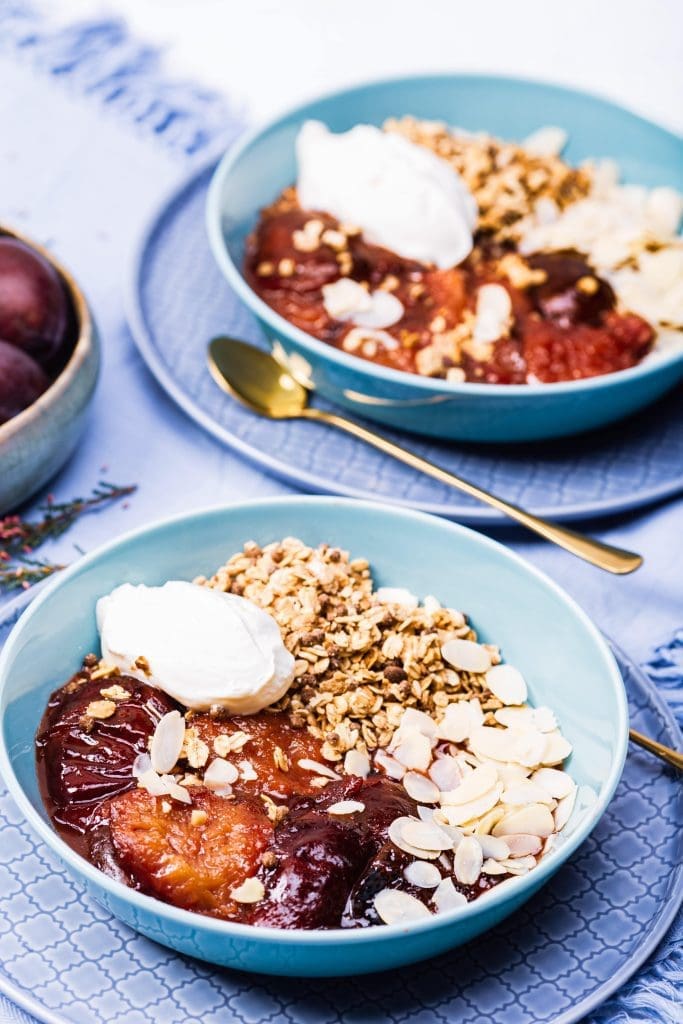 Granola pod pierzynką z pieczonej śliwki