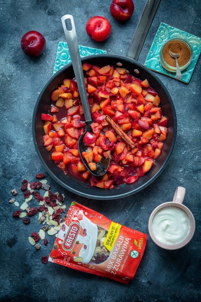 Jogurt z karmelizowanymi owocami i bakaliami