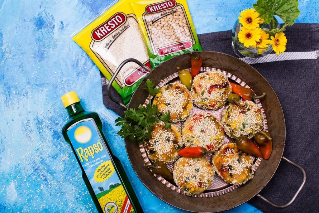 Kotlety warzywne z orzechami piniowymi, panierowane sezamem